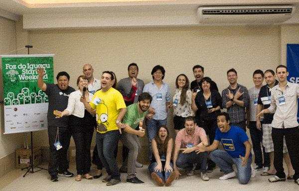 Group photo from Foz do Iguaçu Startup Weekend
